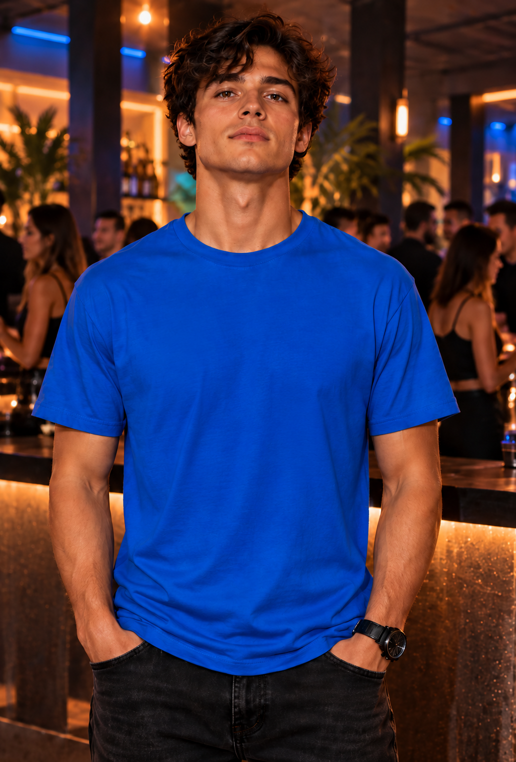 Modello giovane in club luminoso con T-shirt